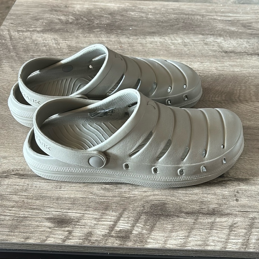 Like new Rugged Shark faux crocs size 8